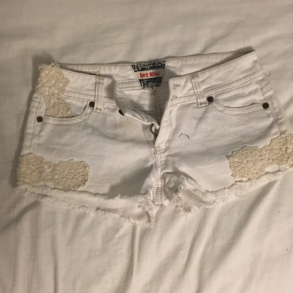 Cute white shorts with knit flower deign
